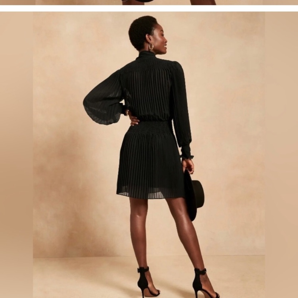 Banana Republic NWOT XS black pleated dress with tie neck